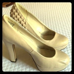 Nude round toe pumps